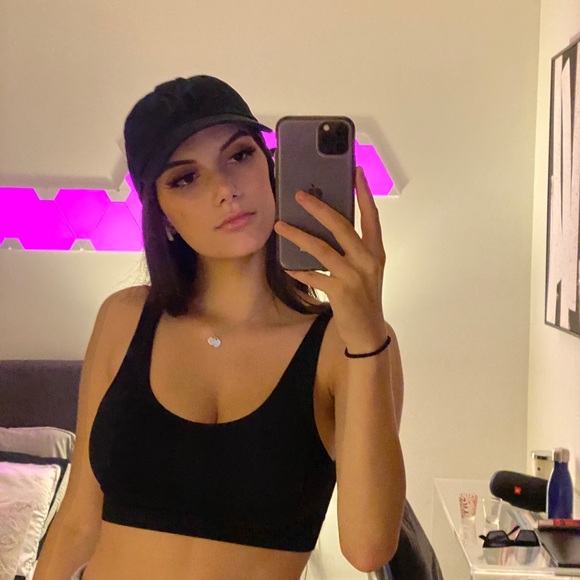 Meet your Posher, Tia - Picture 1 of 1